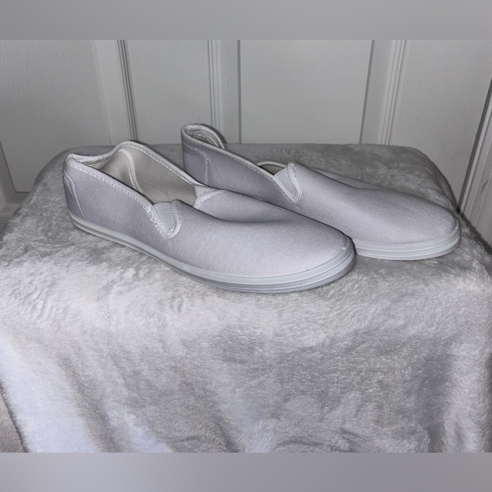 Men's Size 9 Classic White Slip-On Shoes (Amazon/No Brand)